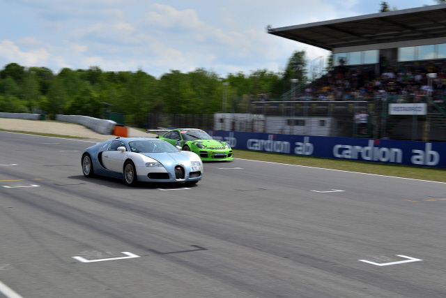 veyron versus gt2.jpg