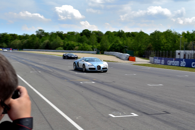 veyron vs apolo.jpg